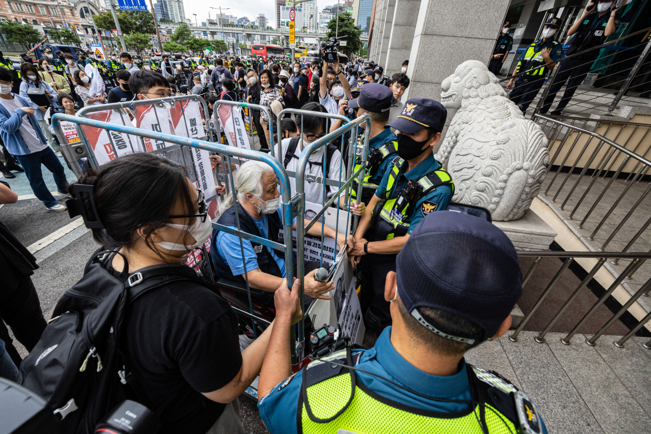 31일 오후 서울 중구 남대문경찰서 앞에서 전국장애인차별연대 활동가들이 경찰 조사를 받기 위해 경찰서 내부로 이동하고 있다. '전장연'은 장애인 이동권 보호를 위해 전철역 농성 등에 대한 경찰 조사 출두를 요청받다 이날 경찰의 요구사항을 일부 수용해 3명의 장애인 활동가들이 서울 남대문 경찰서에서 조사를 받기 위해 출두했다. [연합]