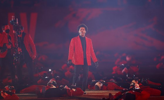 지난해 NFL '슈퍼볼' 하프타임 공연하는 위켄드. [EPA=연합뉴스]