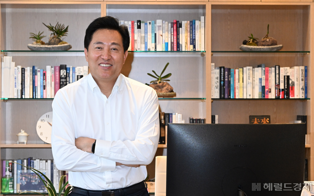 오세훈 서울시장이 5일 서울 중구 서울시청 집무실에서 헤럴드경제와 인터뷰에 앞서 포즈를 취하고 있다. 임세준 기자