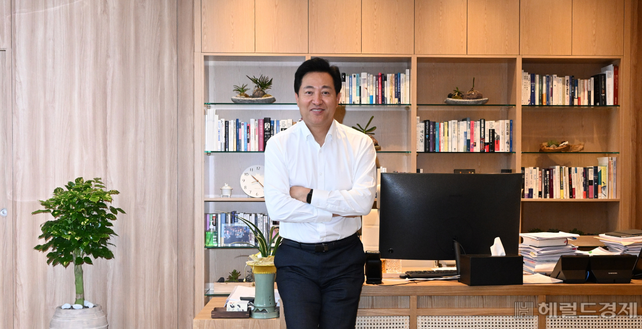 오세훈 서울시장이 5일 서울 중구 시청 집무실에서 헤럴드경제와 인터뷰에 앞서 포즈를 취하고 있다. 임세준 기자