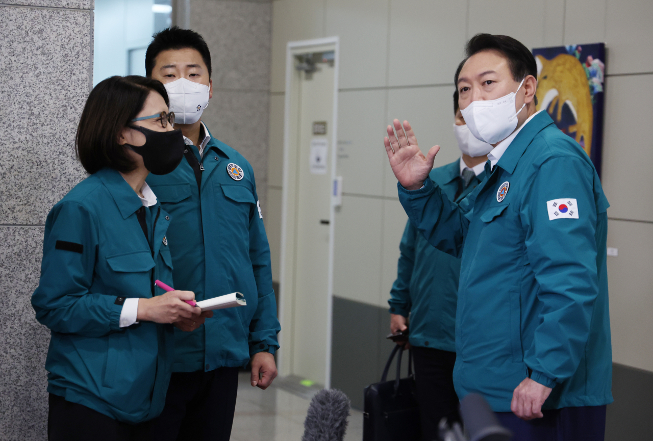 윤석열 대통령이 5일 오전 서울 용산 대통령실 청사로 출근하며 기자들과 질의응답을 하고 있다. [연합]