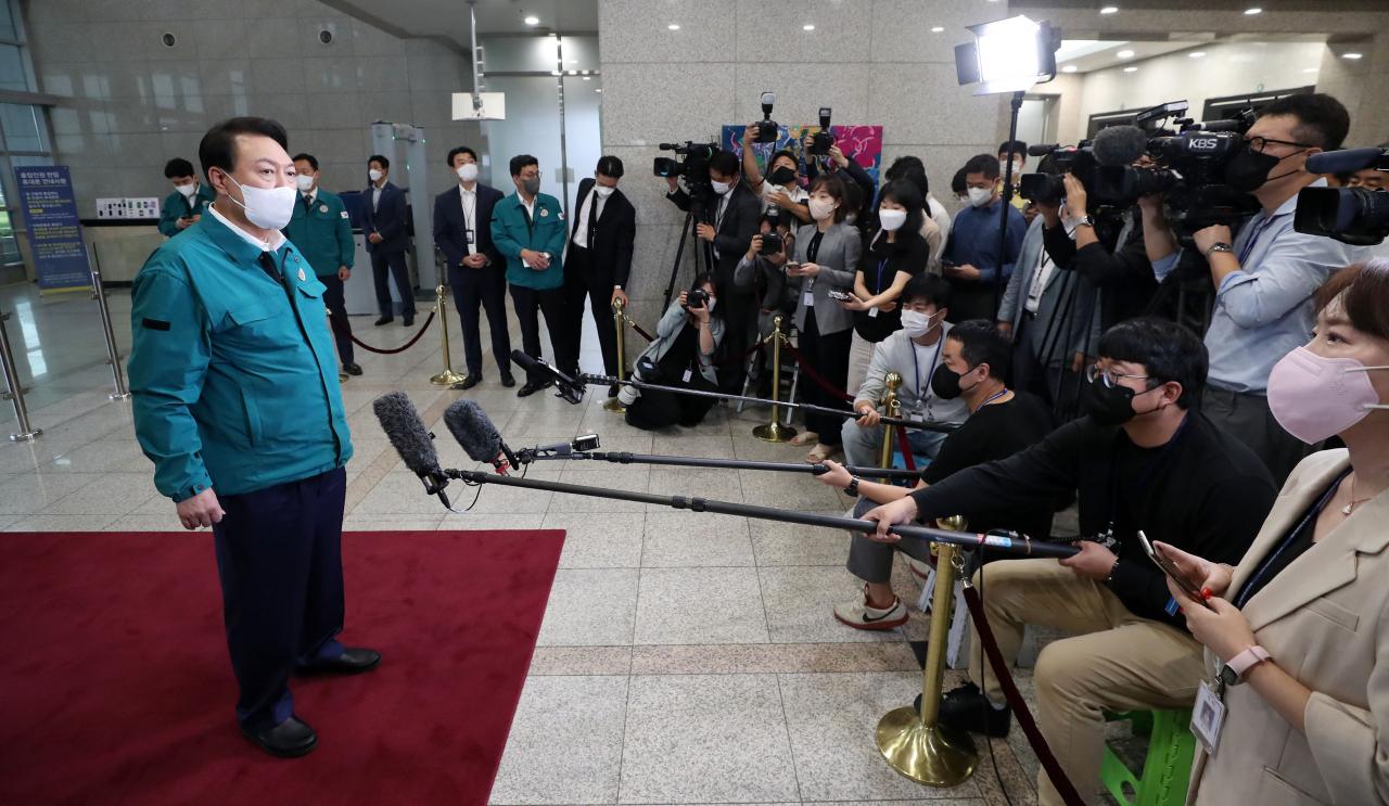 윤석열 대통령이 5일 오전 서울 용산 대통령실 청사로 출근하며 기자들과 질의응답을 하고 있다. [연합]
