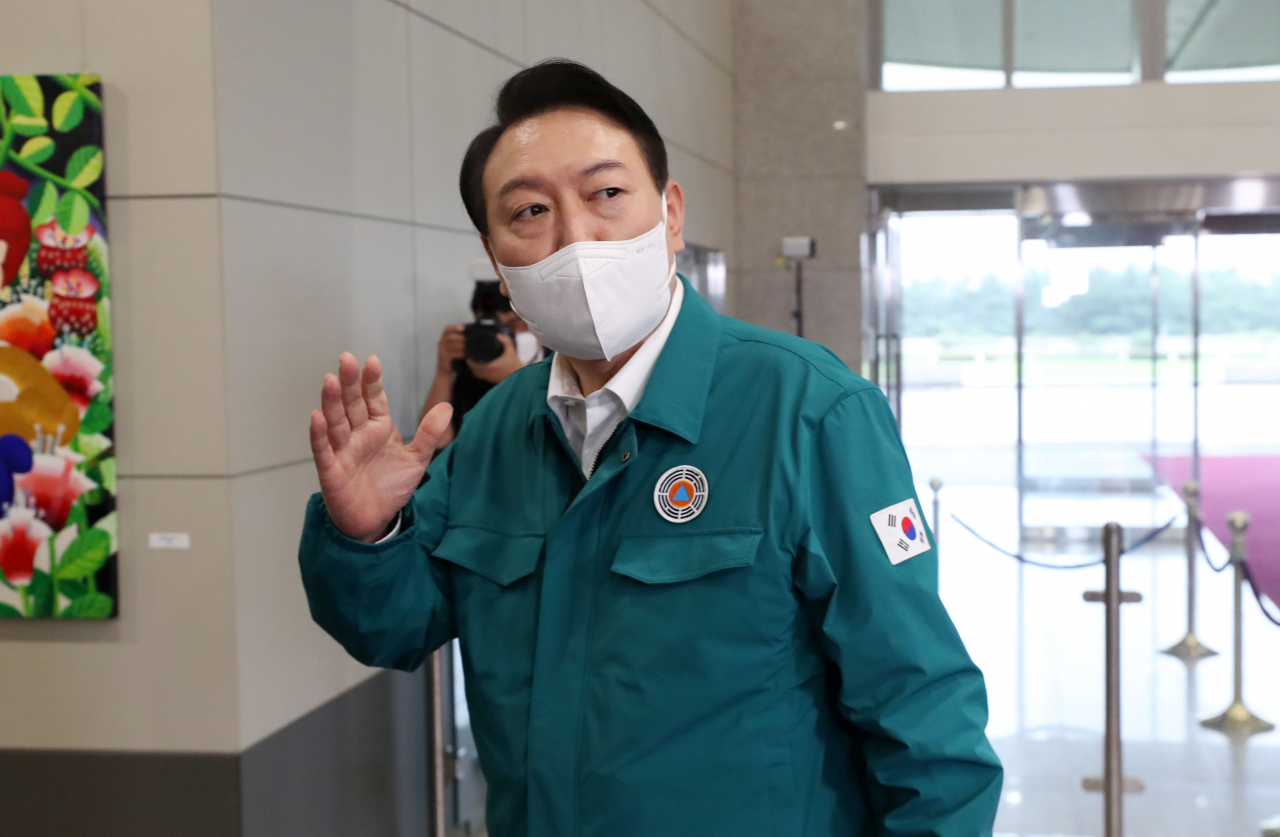 윤석열 대통령이 5일 오전 서울 용산 대통령실 청사로 출근하며 기자들과 질의응답을 하고 있다. [연합]