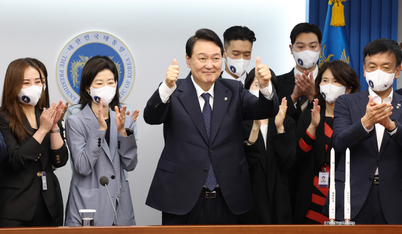윤석열 대통령이 6월 21일 서울 용산 대통령실 청사 영상회의실에서 한국형 발사체 누리호(KSLV-Ⅱ) 발사가 끝난 뒤 고정환 한국항공우주연구원 한국형발사체개발사업 본부장과 영상통화를 하며 엄지척을 하고 있다. [연합]