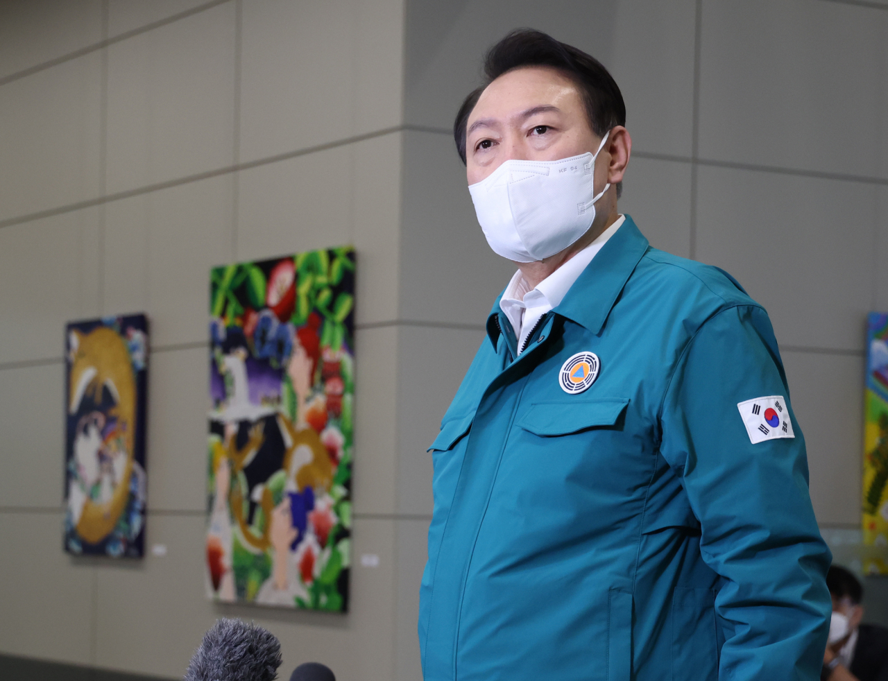 윤석열 대통령이 5일 오전 서울 용산 대통령실 청사로 출근하며 기자들과 질의응답을 하고 있다. [연합]