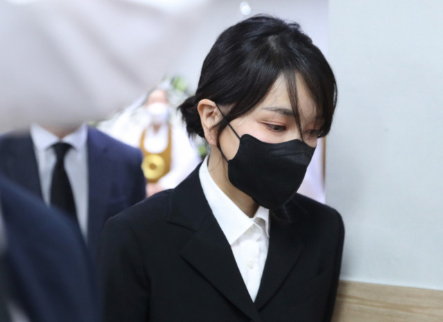 김건희 여사가 지난달 25일 오후 경기도 수원시 권선구 수원중앙병원 장례식장에 마련된 암·희귀병 투병과 생활고에도 불구하고 복지서비스의 도움을 받지 못하고 세상을 떠난 '수원 세 모녀' 빈소를 찾아 조문을 마치고 나오고 있다. [연합]