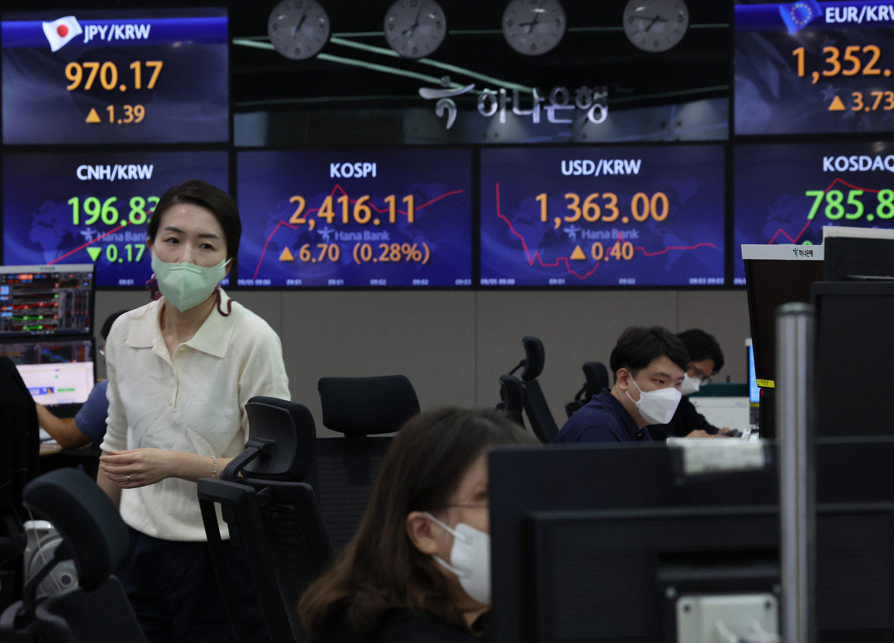 5일 오전 서울 중구 하나은행 딜링룸에서 직원들이 업무를 보고 있다. 이날 코스피지수는 전장보다 0.66포인트(0.03%) 오른 2,410.07, 코스닥지수는 1.05포인트(0.13%) 내린 784.83로 출발했다. 원/달러 환율은 2.4원 오른 1,365.0원에 개장했다. [연합]