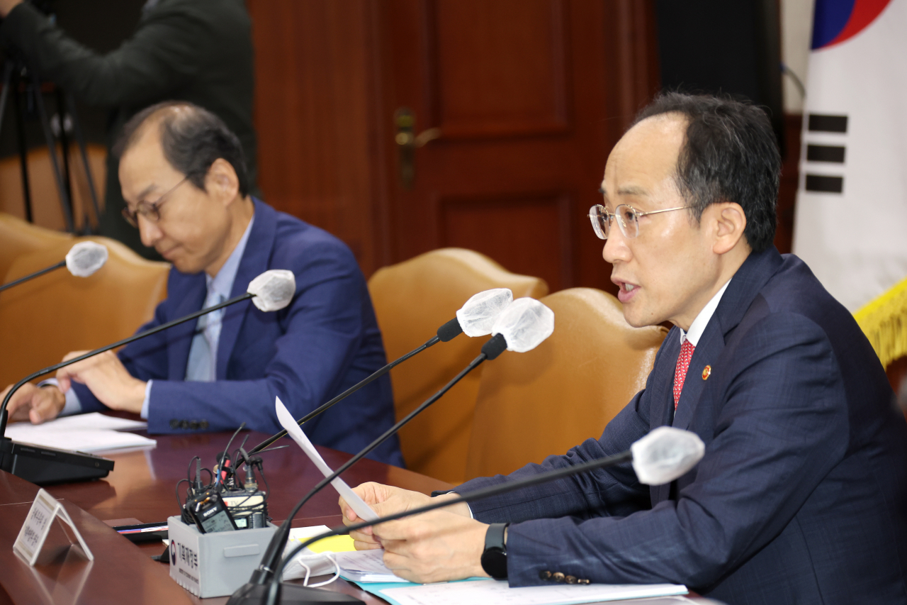 추경호 경제부총리 겸 기획재정부 장관이 5일 정부서울청사에서 '경제 규제혁신 TF회의'를 주재하고 있다. 그는 “자동차 기업의 공장 신·증축 허가를 지원함으로써, 이를 통해 4000억원의 투자를 가능하게 하겠다”며 “또 주유소 내에 수소연료전지 설치를 허용함으로써, 주유소에서 전기를 생산·판매할 수 있게 하여 수소연료전지 관련 4000억원의 투자가 이루어질 것”이라고 강조했다. [연합]