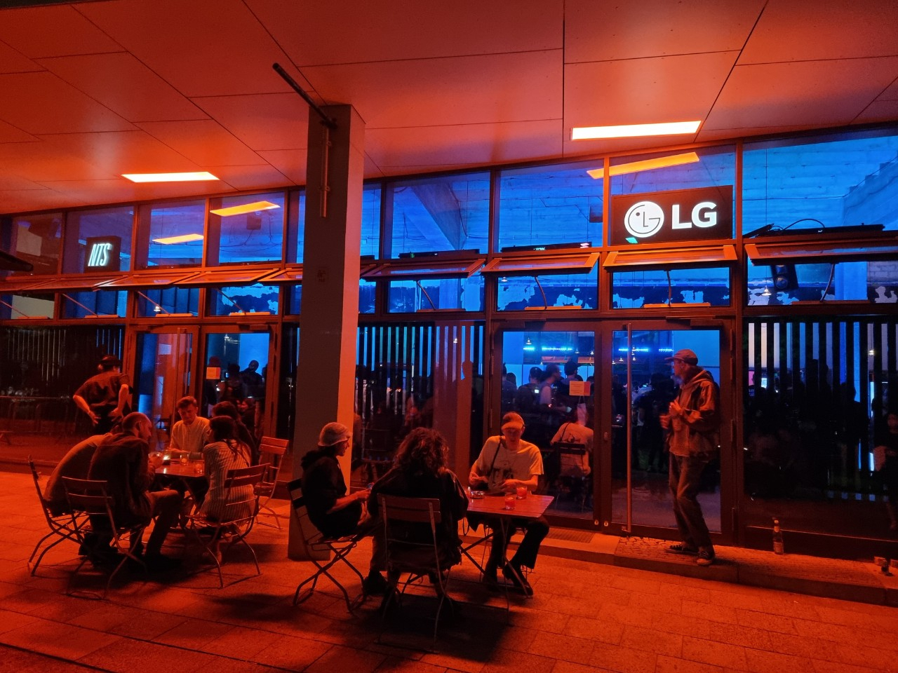 LG전가 'IFA 2022'에서 처음 공개한 신제품 LG 디오스 오브제컬렉션 무드업이 연출하는 다채로운 분위기를 즐길 수 있도록 꾸민 체험존의 모습. 김지헌 기자.