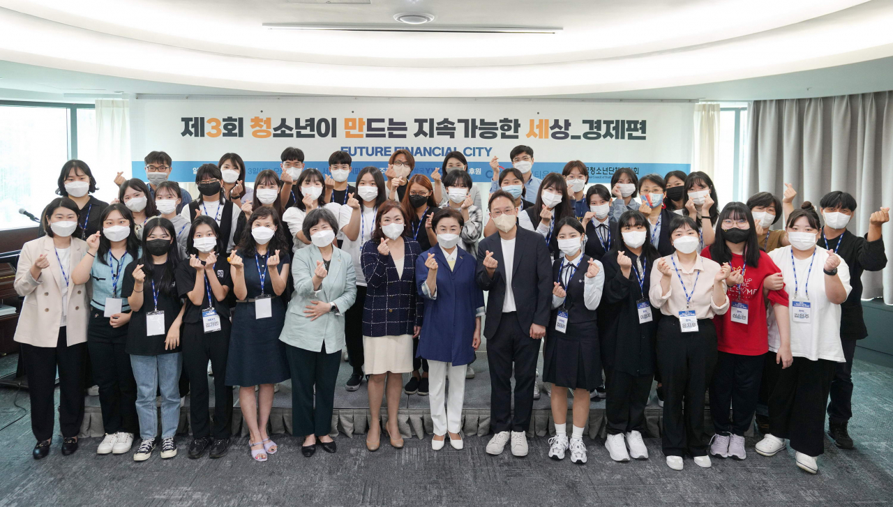 한국씨티은행은 한국YWCA연합회와 함께 지난 9월 3일 ‘청소년이 만드는 지속가능한 세상_경제편’ 대회를 서울올림픽파크텔에서 개최했다고 밝혔다. 이날 행사에 앞서 참가자들이 기념촬영을 하고 있다.