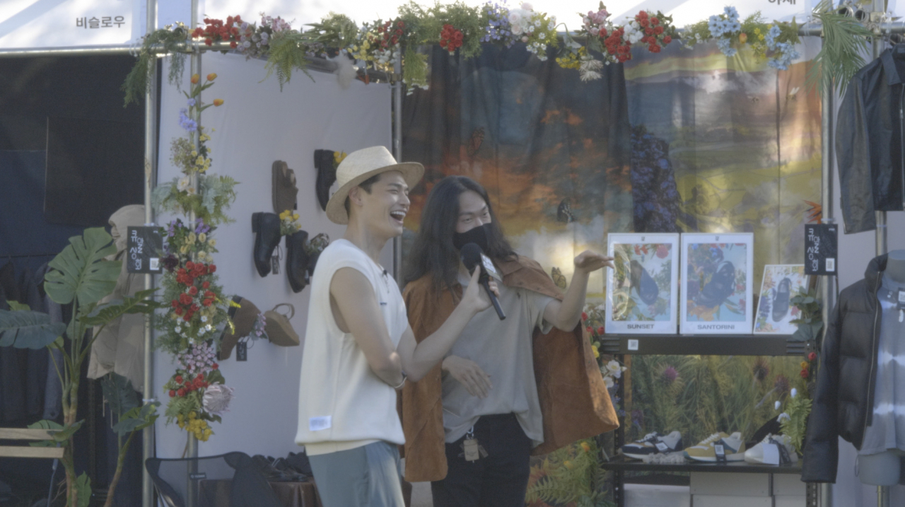 페스티벌 현장을 찾은 사람들의 패션 스타일을 전하는 라이브 방송 모습 [이정아 기자]