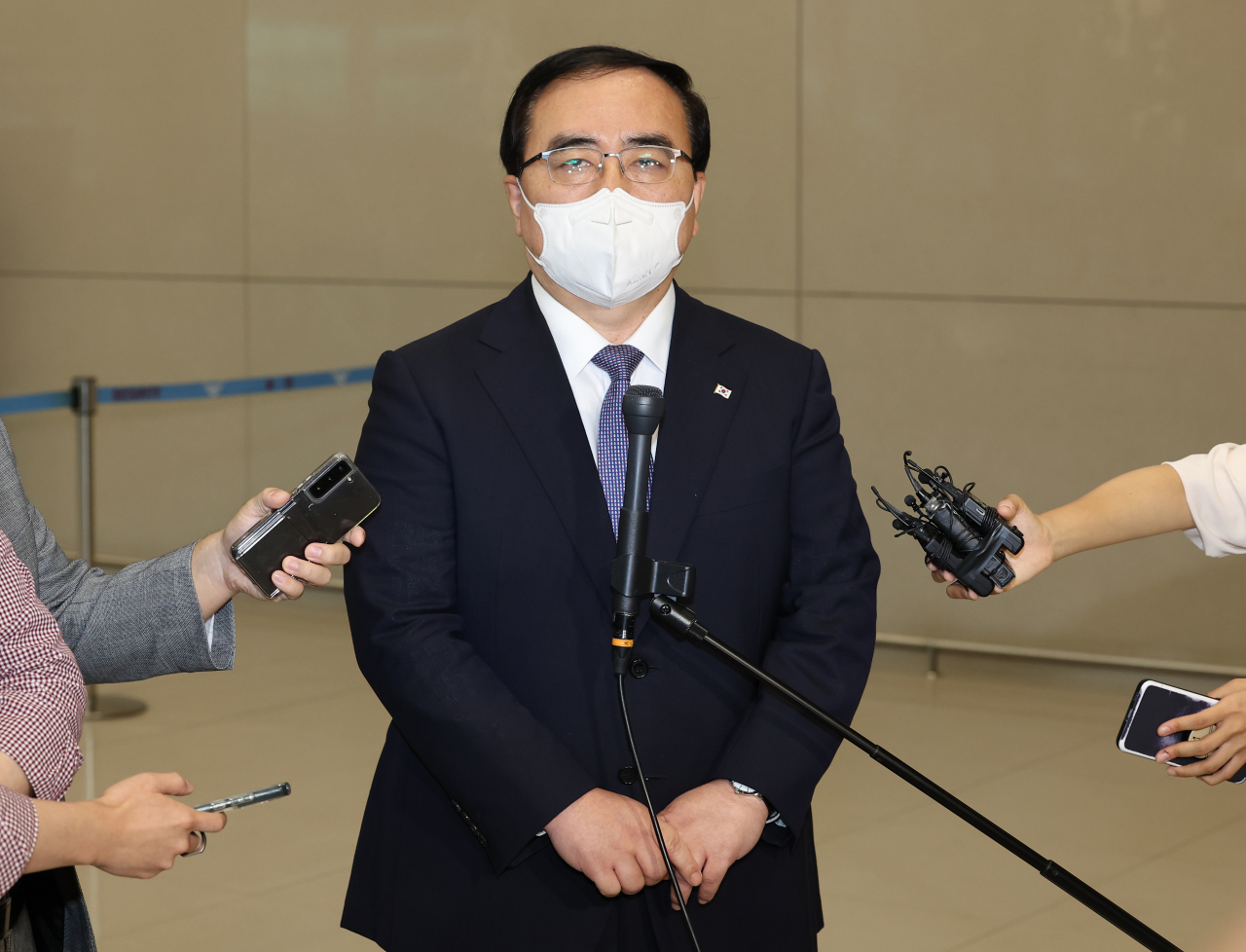 김성한 대통령실 국가안보실장이 미국 하와이에서 열린 한미일 안보수장 회동을 마치고 2일 오후 인천국제공항 제2여객터미널을 통해 귀국한 뒤 취재진 질문에 답하고 있다. [연합]