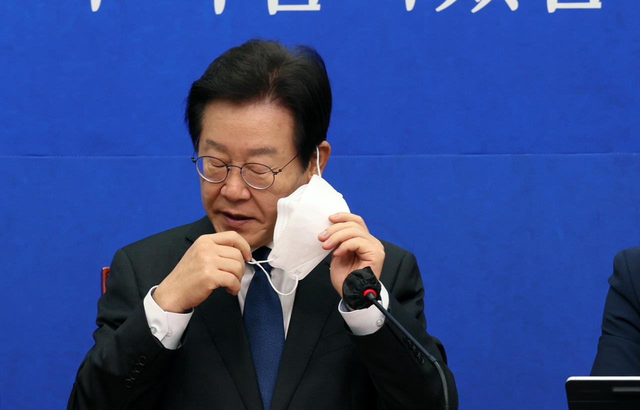 이재명 더불어민주당 대표가 5일 국회에서 열린 최고위원회의에서 발언하기 위해 마스크를 벗고 있다. [연합]