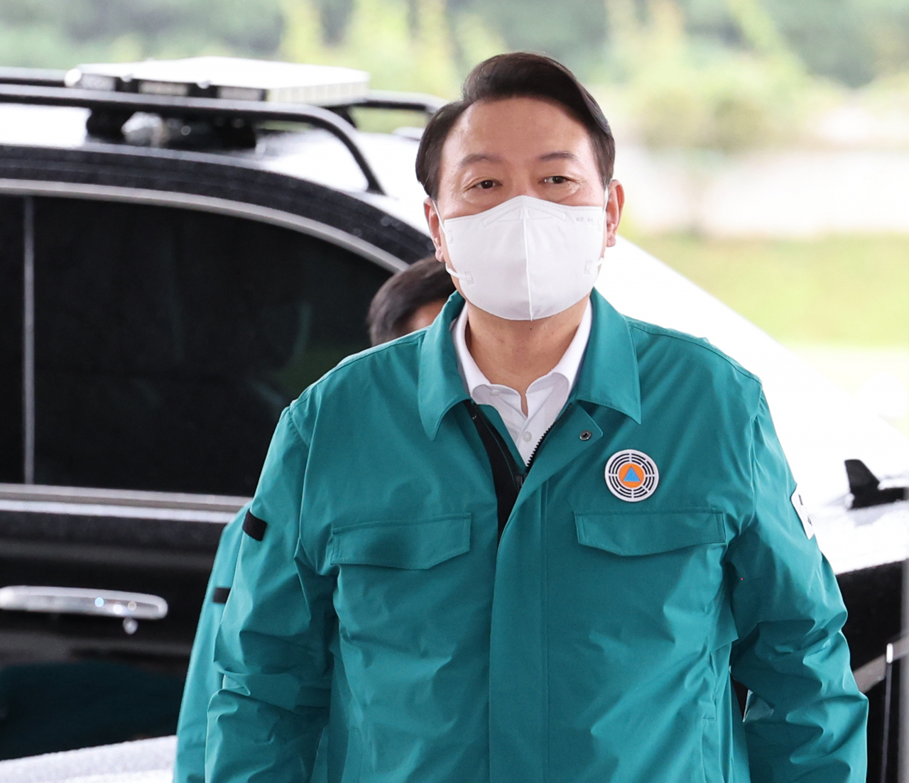 윤석열 대통령이 민방위복을 입고 5일 오전 서울 용산 대통령실 청사로 출근하고 있다. [연합]