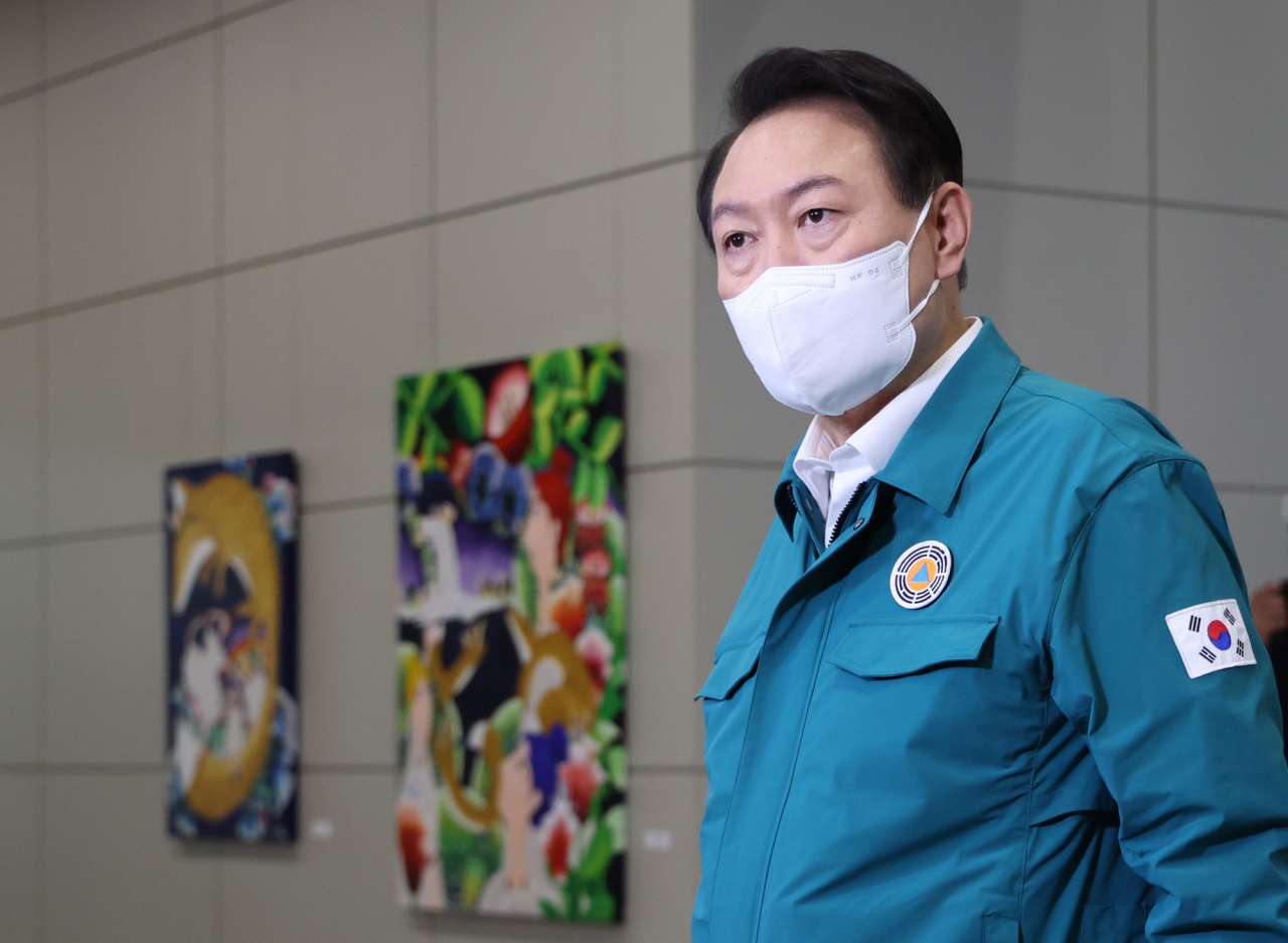 윤석열 대통령이 5일 오전 서울 용산 대통령실 청사로 출근하며 기자들과 질의응답을 하고 있다. [연합]