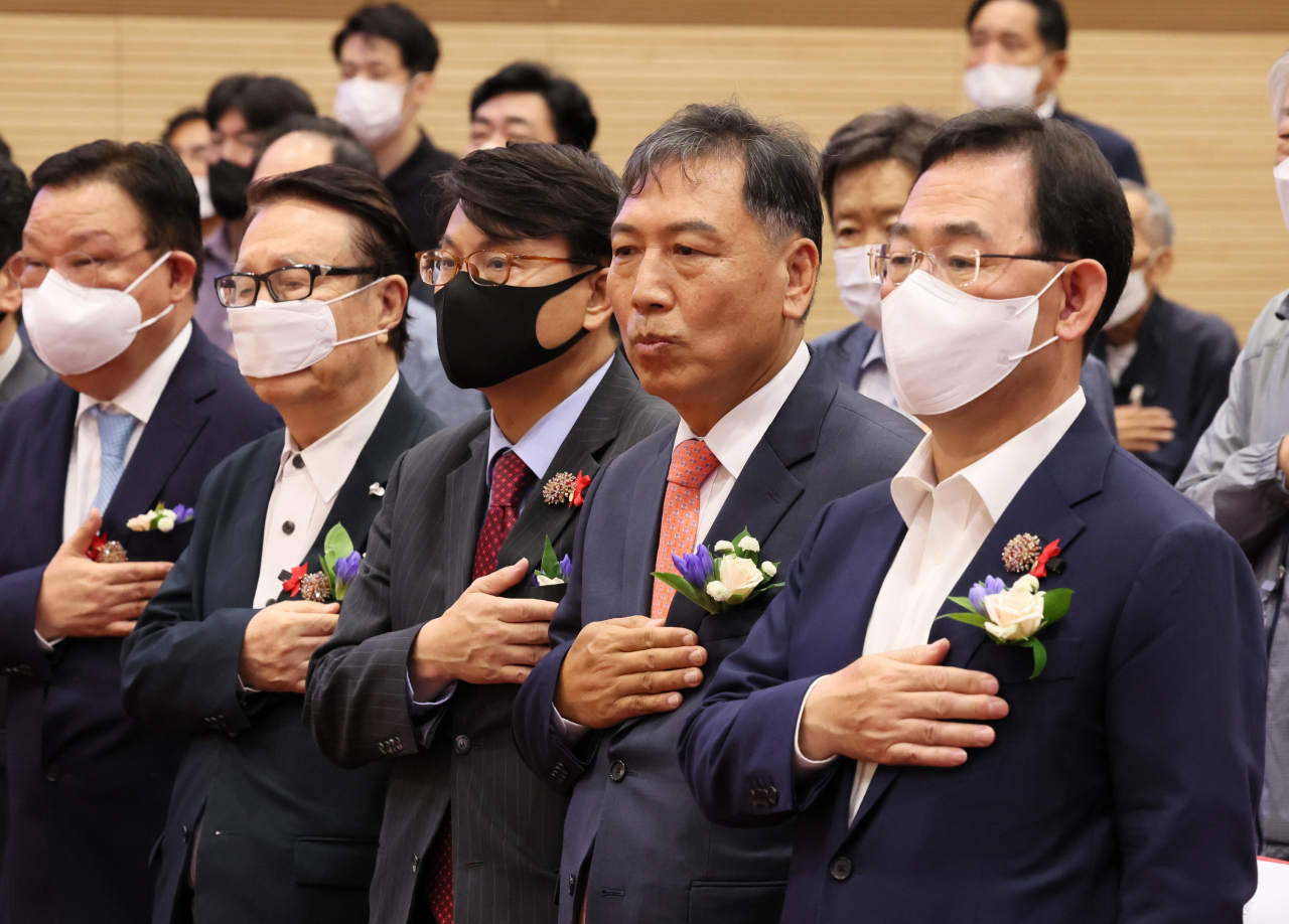 5일 오전 국회 의원회관 대회의실에서 열린 역사문화 특별위원회와 한국효도회 공동주최 ‘역사문화 국민 대포럼’에서 참석자들과 국기에 경례하고 있다. 사진 오른쪽부터 주호영 국민의힘 의원, 양정무 역사문화 특별위원회 위원장, 윤상현 국민의힘 의원, 박찬종 전 의원. [사진=이상섭 기자]