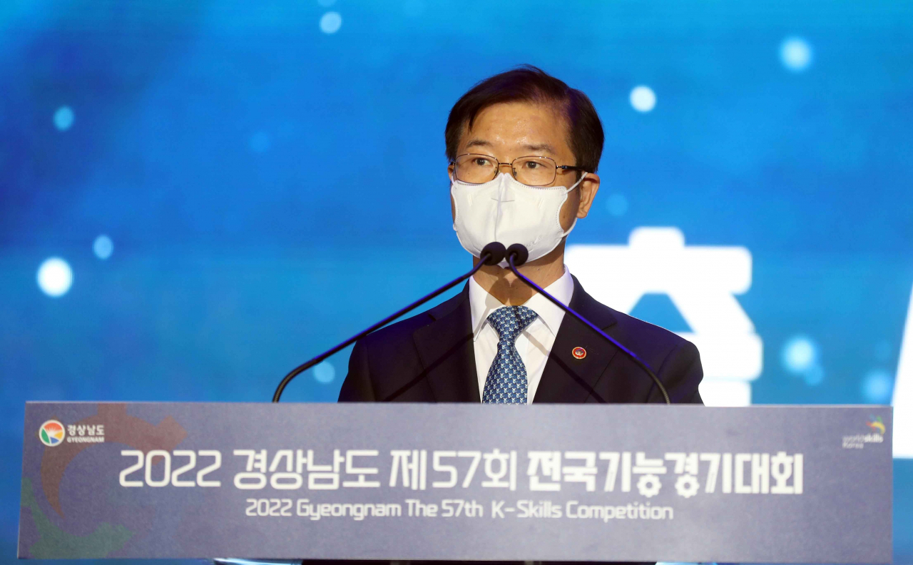 이정식 고용노동부 장관이 29일 오전 경남 창원시 성산구 창원컨벤션센터에서 열린 '2022 경상남도 제57회 전국기능경기대회' 개막식에서 축사하고 있다. [연합]
