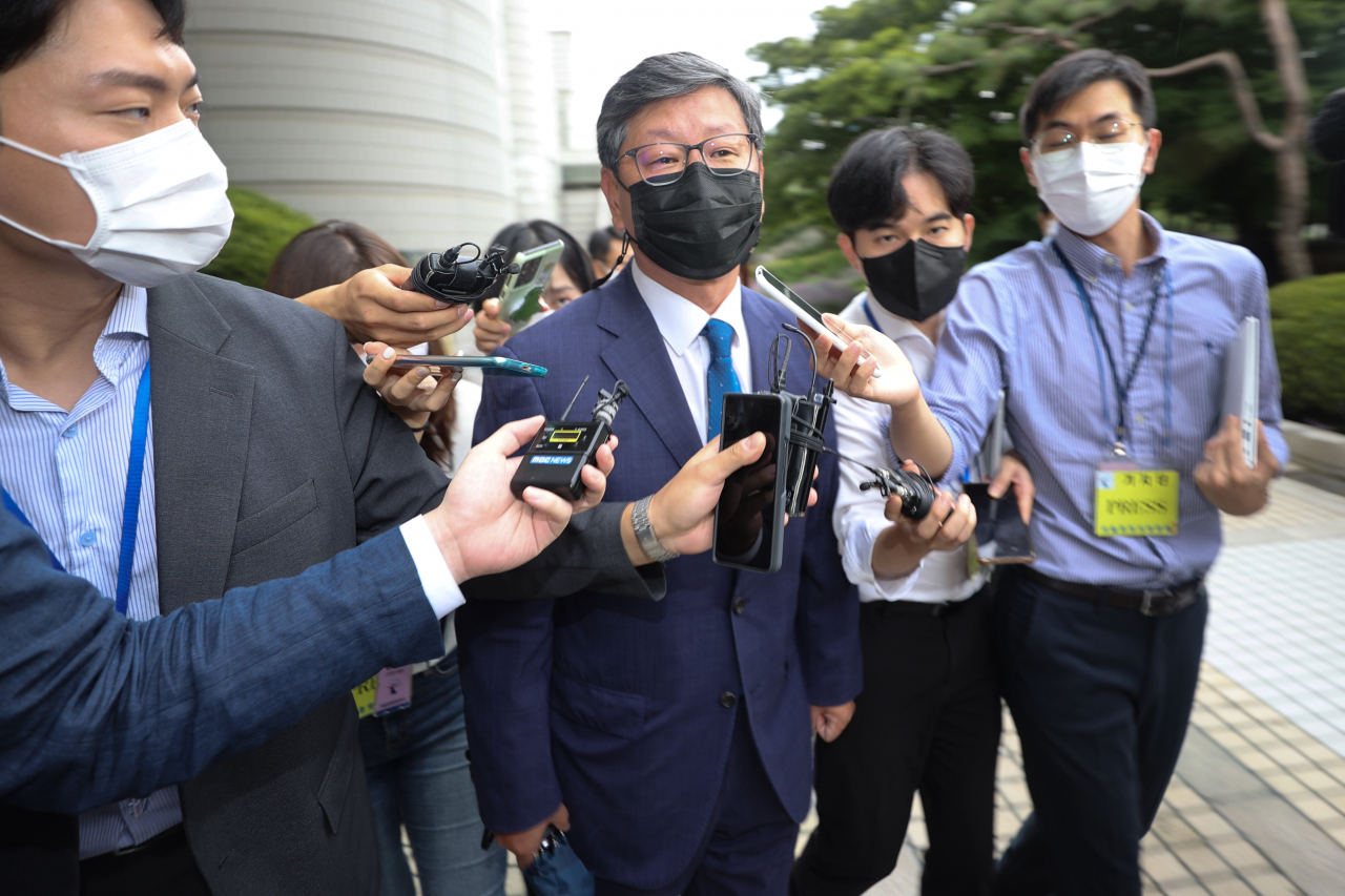 술에 취해 택시 기사를 폭행하고 블랙박스 영상 등 증거를 없애려 한 혐의로 재판에 넘겨진 이용구 전 법무부 차관이 지난달 25일 오후 서울 서초구 서울중앙지법에서 열린 1심 선고 공판을 마친 뒤 법원 건물을 나서고 있다. 재판부는 이날 이 전 차관에서 징역 6개월에 집행유예 2년을 선고했다. [연합]