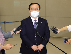 김성한 대통령실 국가안보실장이 미국 하와이에서 열린 한미일 안보수장 회동을 마치고 2일 오후 인천국제공항 제2여객터미널을 통해 귀국한 뒤 취재진 질문에 답하고 있다. [연합]