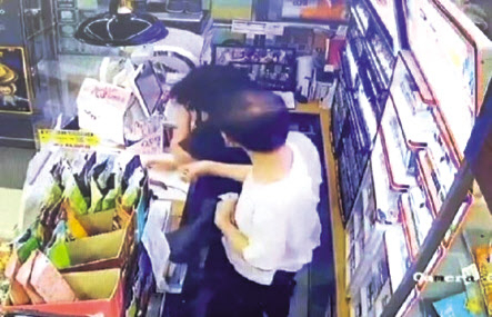 지난달 16일 서울 은평구 구산동에 위치한 편의점에서 마스크 착용을 당부한 20대 아르바이트생을 50대 남성이 폭행하고 있다. [연합]