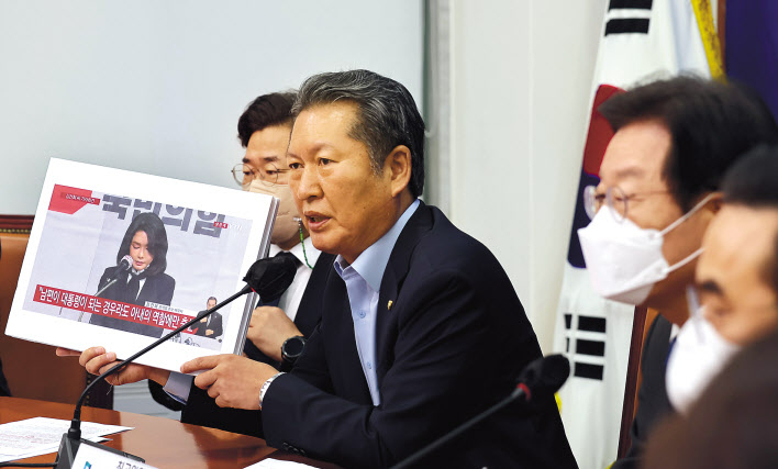 더불어민주당이 이재명 당대표의 검찰소환에 맞서 윤석열 대통령의 부인 김건희 여사에 대한 공세를 강화하고 있다. 정청래 민주당 최고위원이 5일 국회에서 열린 최고위원회의에서 김 여사 관련 자료를 들고 발언하고 있다. 이상섭 기자