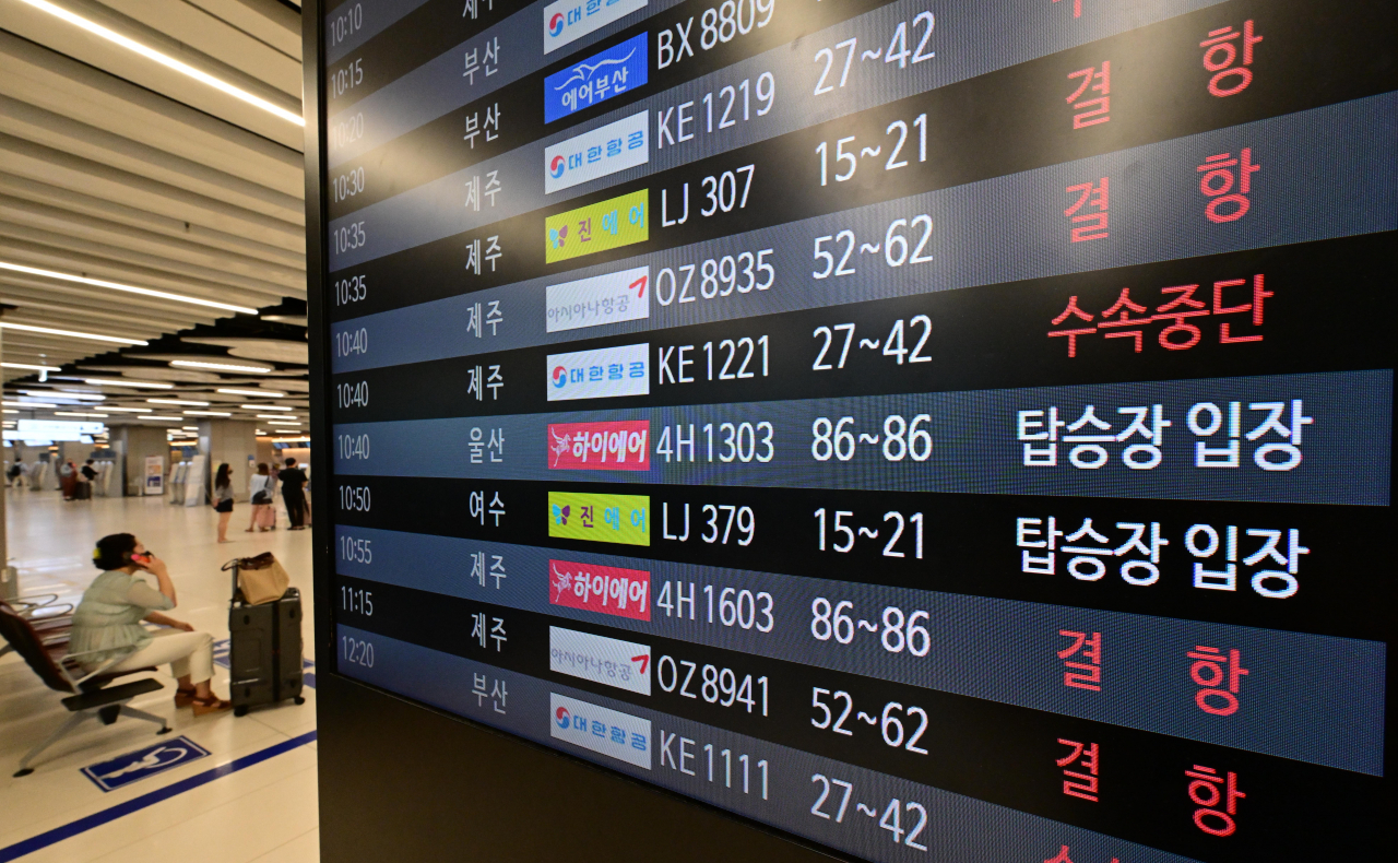 제11호 태풍 ‘힌남노’가 제주를 향해 북상하고 있는 5일 오전 김포국제공항을 찾은 시민들이 공항에 와서야 결항 소식을 접하는 사례가 속출했다. 한국공항공사에 따르면 이날 오전 9시를 기준으로 김포공항에서 출발 예정이었던 68편 가운데 13편의 결항이 결정됐다. 이미 결항한 비행 편수 104편을 더하면 힌남노로인한 결항은 총 117편에 이른다. 박해묵 기자