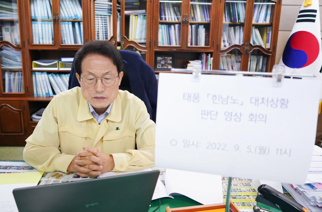 조희연 서울시교육감이 5일 태풍 힌남노 대비 '긴급 지역 사고수습본부 대책 회의'를 소집, 등교·원격수업 전환·단축수업 등의 학사 운영 및 학교 안전관리 방안을 세부적으로 논의하고 있다. [연합]