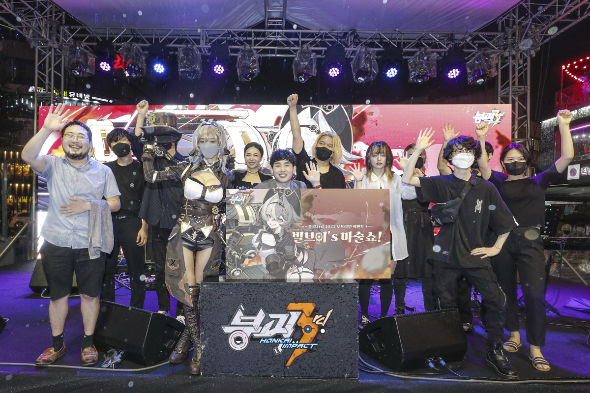 호요버스(HoYoverse)의 액션 RPG 게임 '붕괴3rd' 버스킹 팀이 '홍대 버스커 버디 페스타’에 참여했다. 사진=호요버스 제공
