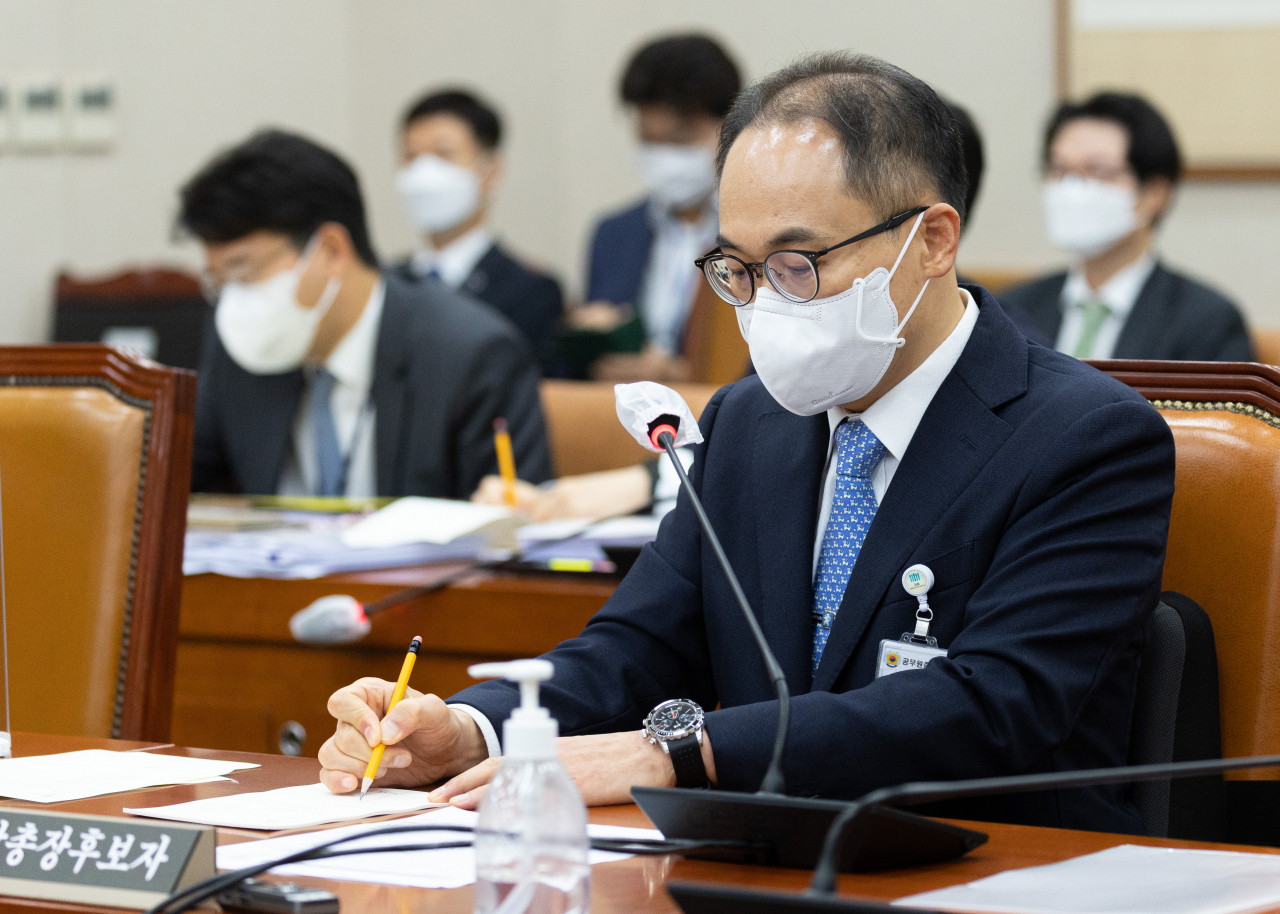 이원석 검찰총장 후보자가 5일 서울 여의도 국회 법제사법위원회에서 열린 인사청문회에서 의원들의 질의를 메모하고 있다. [연합]