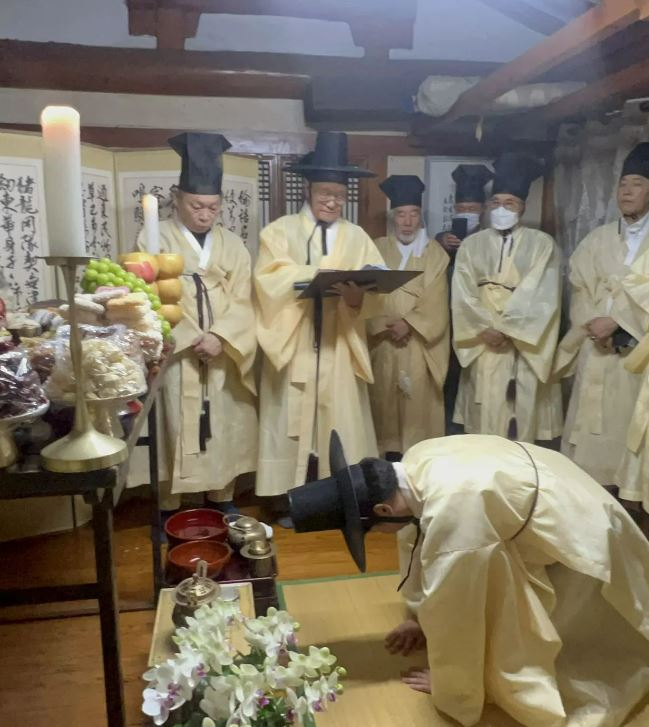 이 전 대표가 지난 4일 종헌관으로 칠곡 석담종택에서 불천위 제사에 참여했다. [이 전 대표 SNS]