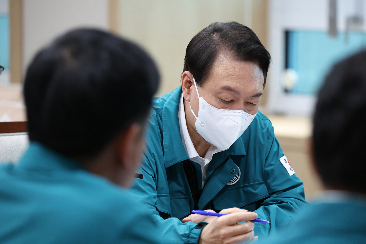 윤석열 대통령이 5일 오전 서울 용산 대통령실 청사에서 수석비서관회의를 주재하고 있다. [연합]