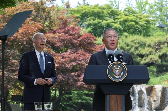 Hyundai Motor Group Executive Chair Chung Euisun (right) delivers a speech during US President Joe Biden's state visit to Seoul at Grand Hyatt Seoul on May 22. (Yonhap)