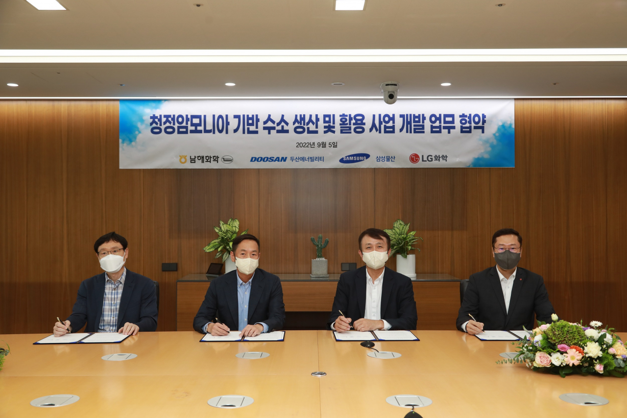 5일 서울 송파구 삼성물산 사옥에서 진행된 업무협약식에 박영준 (왼쪽부터)남해화학 상무, 박인원 두산에너빌리티 부사장, 김응선 삼성물산 상사부문 부사장, 허성우 LG화학 부사장이 기념촬영을 하고 있다. [각 사 제공]