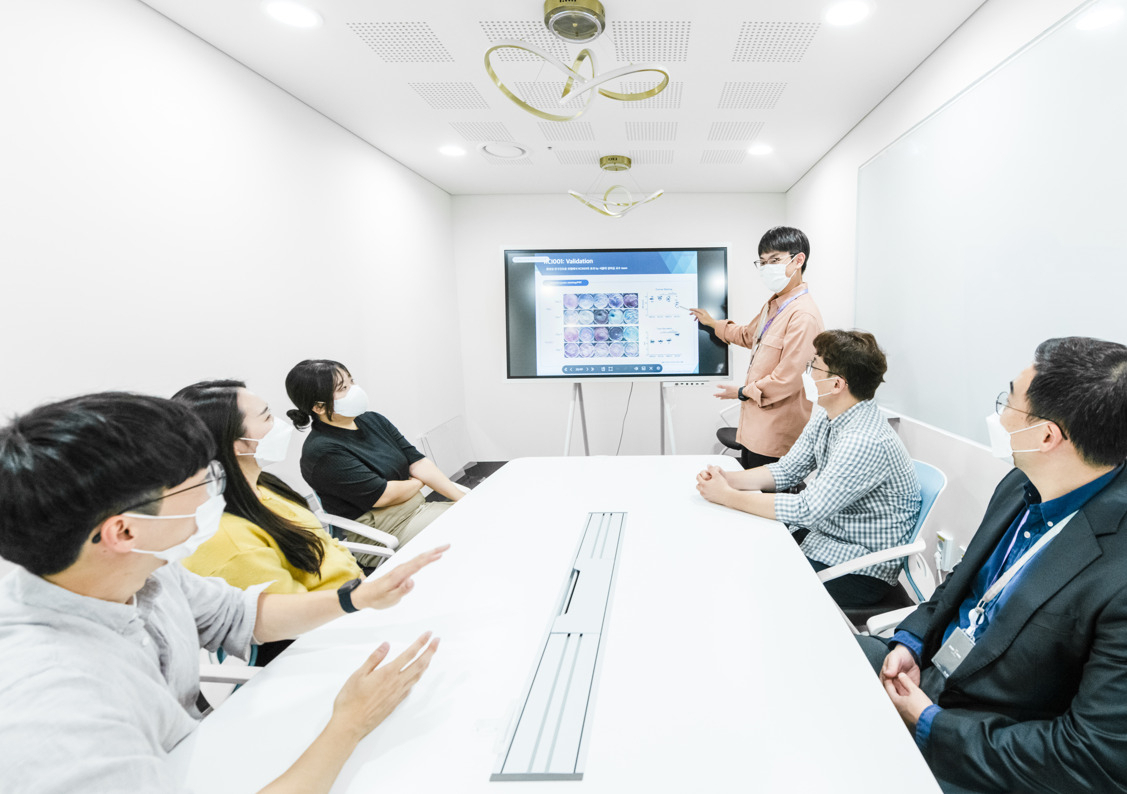 루다큐어 연구진이 비마약성 통증치료제 관련 개발회의를 진행하고 있는 모습.[루다큐어 제공]