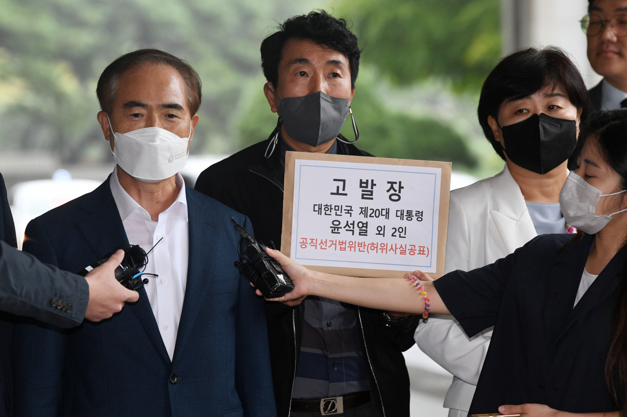 더불어민주당 양부남 법률위원장(왼쪽)이 5일 서울 서초구 서울 중앙지검에서 '윤석열 대통령을 공직선거법상 허위사실공표 혐의'로 고발하는 고발장을 제출하기에 앞서 취재진 질문에 답하고 있다. 사진 왼쪽부터 양부남 법률위원장, 이재휘 민원법률국장, 서영교 최고위원. [연합]
