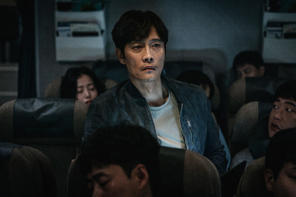제작비 300억원대의 영화 ‘비상선언’. 이병헌, 전도연 등 최정상급 배우 라인업에도 손익분기점에 미치지 못하는 흥행을 기록했다. [쇼박스 제공]