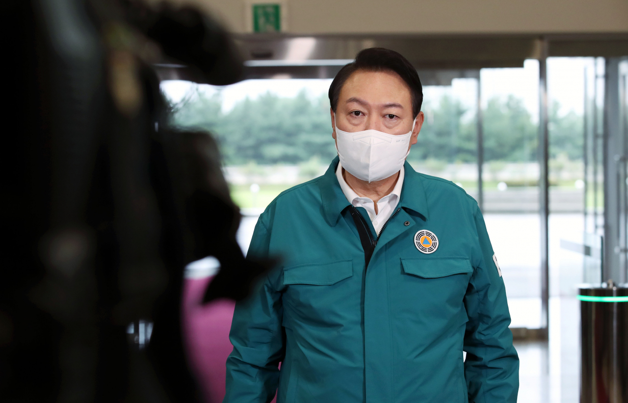 윤석열 대통령이 5일 오전 서울 용산 대통령실 청사로 출근하며 기자들과 질의응답을 하고 있다. [연합]