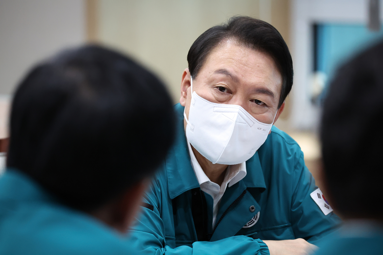 윤석열 대통령이 5일 오전 서울 용산 대통령실 청사에서 수석비서관회의를 주재하고 있다. [연합]