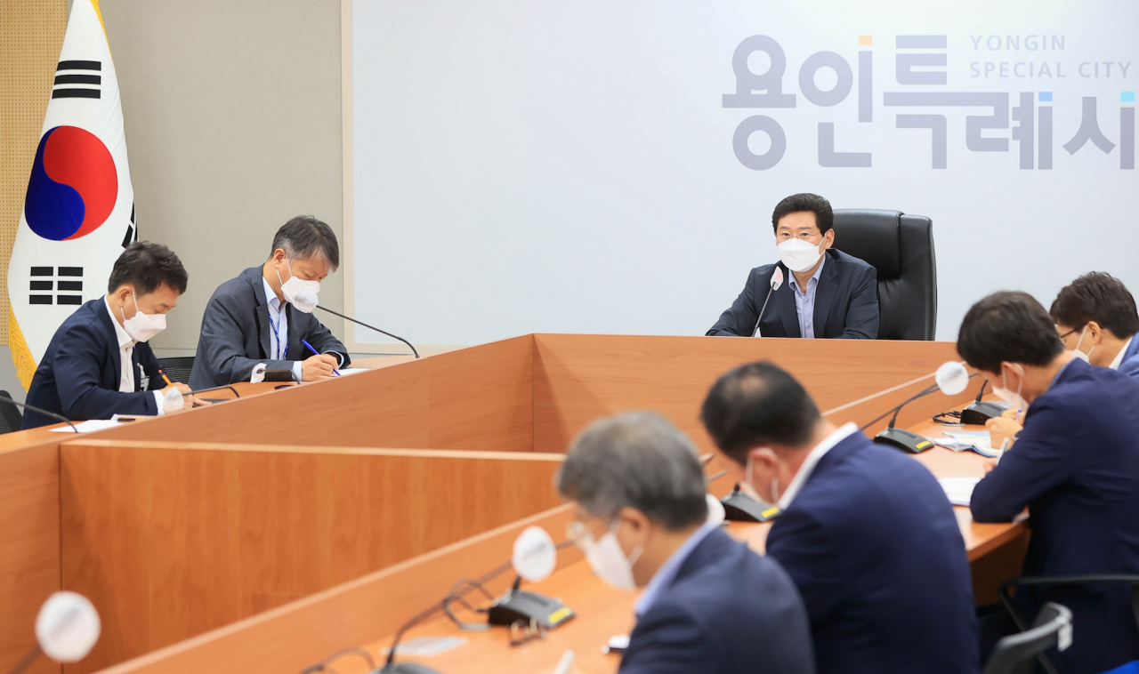 이상일 용인시장이 태풍관련 회의를 주재하고있다.[용인시 제공]