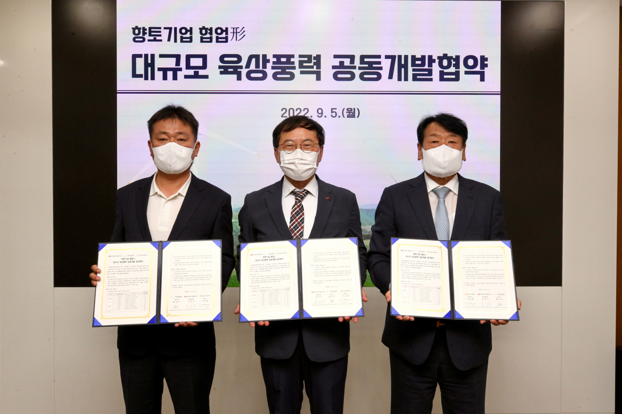 5일(월) 오후 4시 동서발전 본사에서 열린 '향토기업 협업형 대규모 육상풍력 공동개발협약식'을 마치고 주요 관계자들이 기념사진을 촬영. 왼쪽부터 홍순우 경양건설 대표, 조상기 동서발전 사업본부장, 이윤철 금양그린파워 대표. [동서발전 제공]