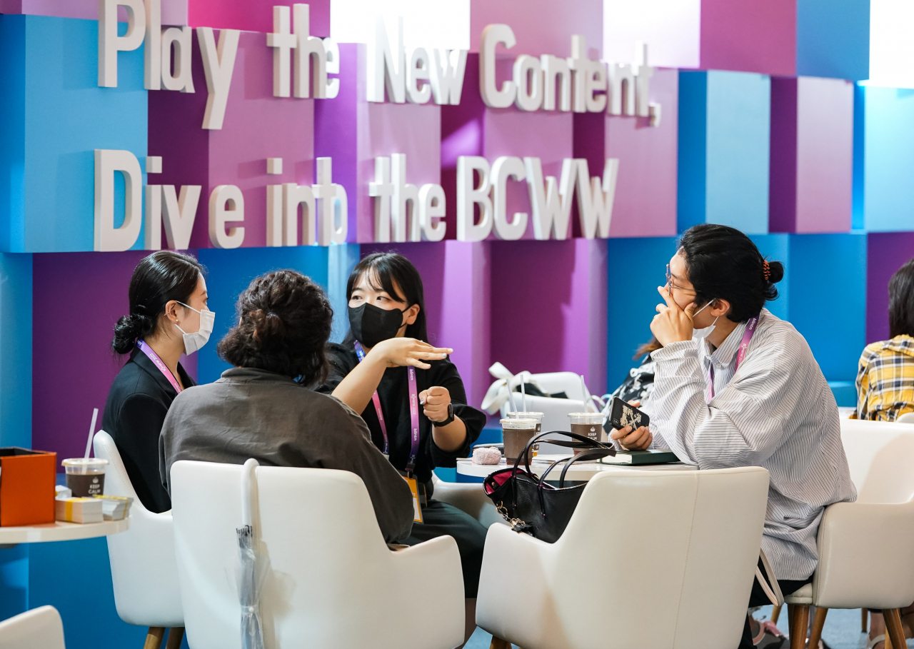 지난 8월 31일부터 9월 2일까지 콘진원이 주관한 국제방송영상마켓 BCWW 2022네트워킹 라운지에서 관계자들이 사업 논의와 네트워킹 기회를 가졌다.