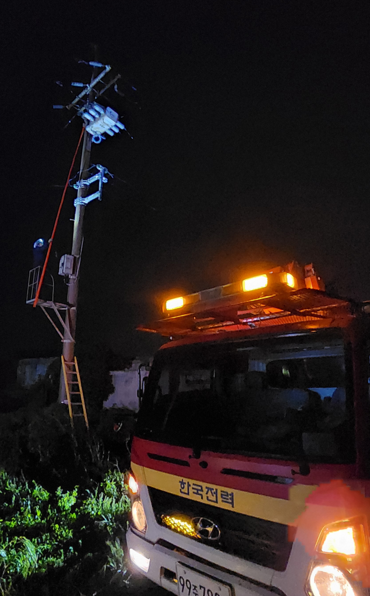 제주도가 태풍 힌남노 영향권에 든 5일 밤 서귀포 해안도로에서 한전 직원들이 정전 보수공사를 하고 있다. [연합]
