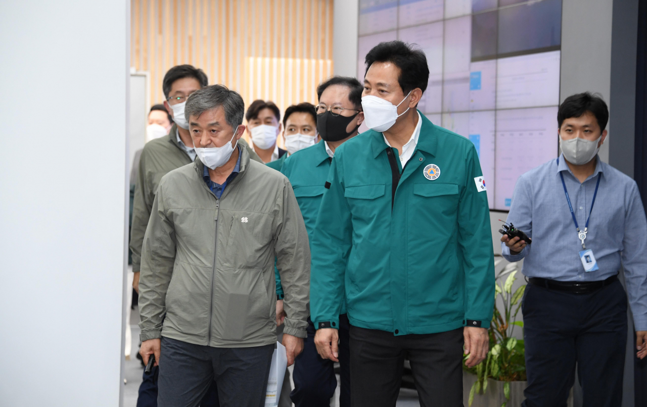 오세훈 서울시장이 지난 5일 태풍 힌남노 대응태세를 점검하기 위해 서울안전통합상황실을 방문, 직원들을 격려하고 있다. [연합]