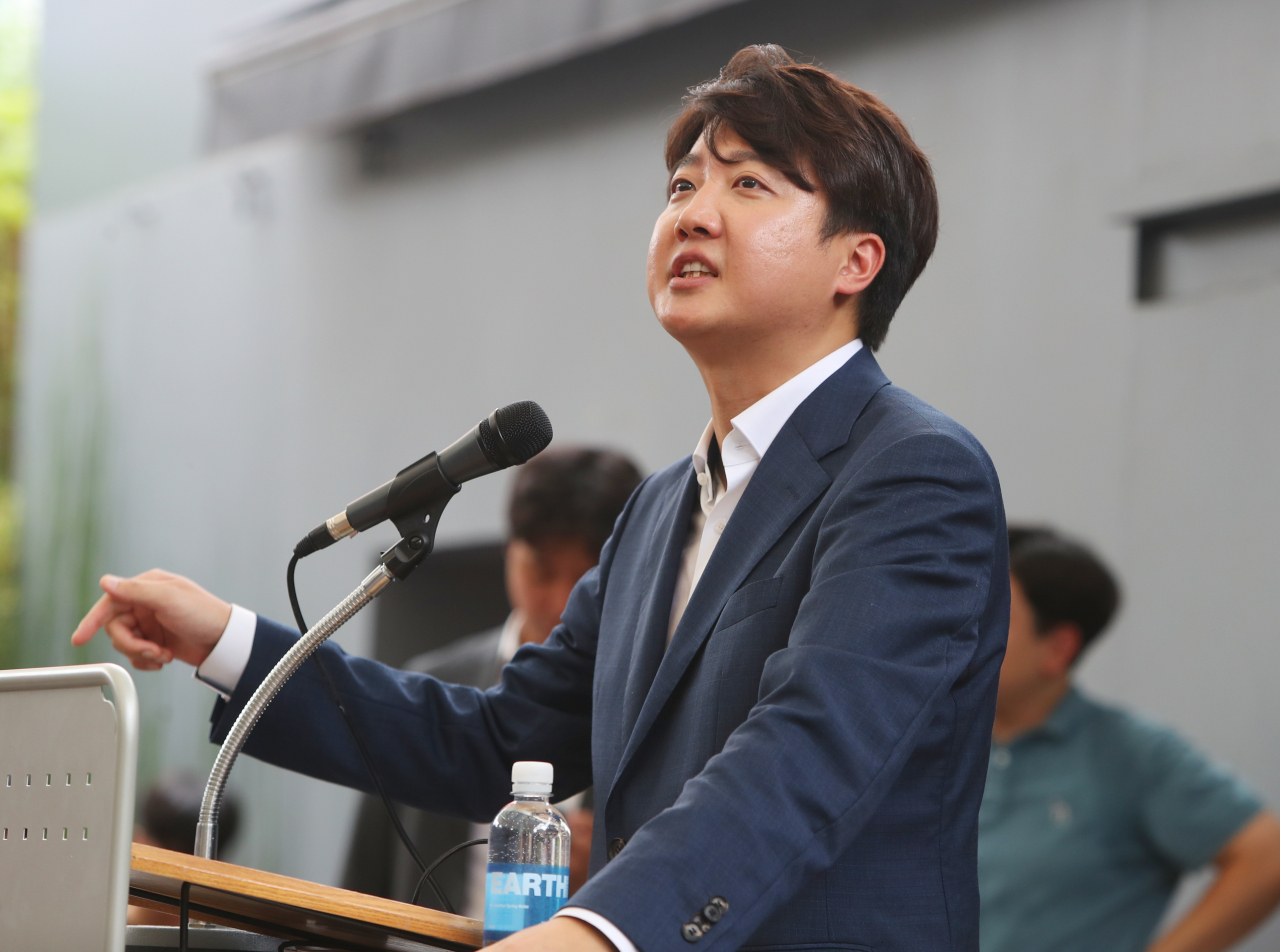 이준석 전 국민의힘 대표가 4일 오후 대구 중구 김광석 거리에서 당원들과 만나 발언하던 중 눈시울을 붉히고 있다. 이 전 대표는 기자회견 방식으로 지역 당원들과 시민들을 만났다. [연합]