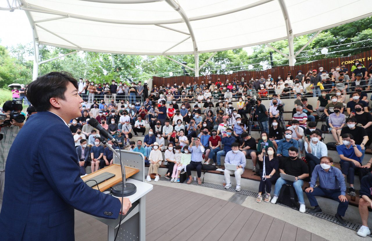국민의힘 이준석 전 대표가 4일 오후 대구 중구 김광석 거리에서 당원들과 만나 발언하고 있다. 이 전 대표는 기자회견 방식으로 지역 당원들과 시민들을 만났다. [연합]
