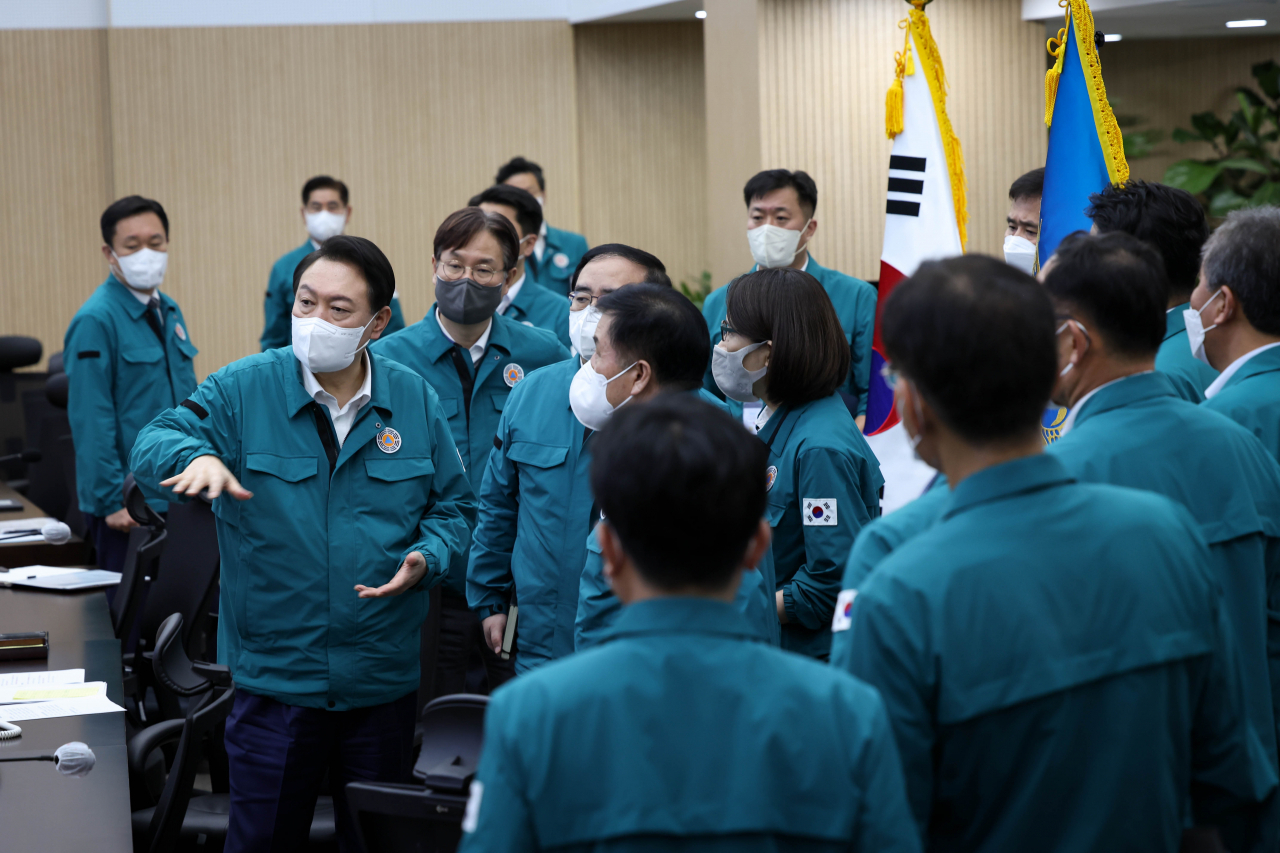 윤석열 대통령이 5일 오후 서울 용산 대통령실 청사 국가위기관리센터에서 제11호 태풍 '힌남노' 대응태세를 점검하고 있다. [연합]