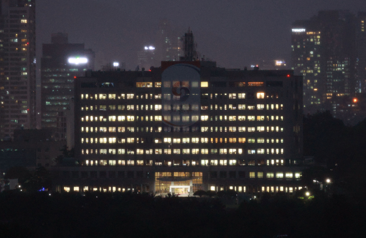 윤석열 대통령이 5일 태풍 '힌남노' 대비태세를 실시간으로 챙기며 용산 대통령실에서 철야 비상대기를 했다. 김은혜 홍보수석비서관은 이날 오후 브리핑에서 "힌남노가 내일 새벽에 한반도 상륙할 것으로 예상되는 만큼 윤 대통령은 오늘과 내일 대통령실에 머물면서 종합 상황을 보고받고 국민의 생명과 안전을 지키기 위한 점검에 나설 예정"이라고 밝혔다. 사진은 이날 저녁 불 밝힌 서울 용산 대통령실 청사. [연합]