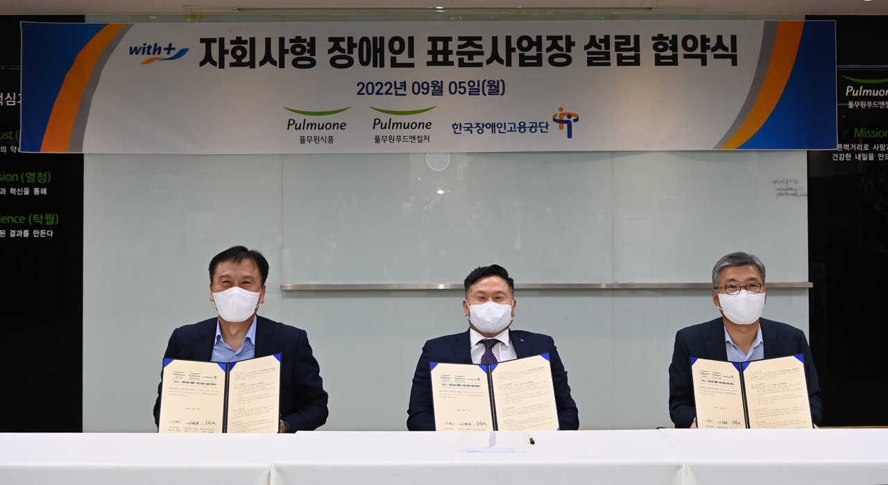 풀무원이 지난 5일 서울 송파동 풀무원푸드앤컬처 본사에서 한국장애인고용공단과 함께 자회사형 장애인 표준사업장 설립을 위한 협약식을 체결했다. 사진은 왼쪽부터 박광순 풀무원식품 대표, 이우봉 풀무원푸드앤컬처 대표, 조향현 한국장애인고용공단 이사장. [풀무원 제공]