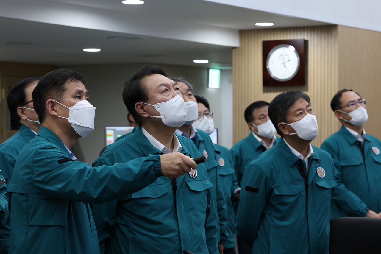 윤석열 대통령이 6일 새벽 서울 용산 대통령실 청사 국가위기관리센터에서 한반도를 관통하고 있는 태풍 힌남노와 관련해 상황을 점검하는 회의를 주재하고 있다. [연합]