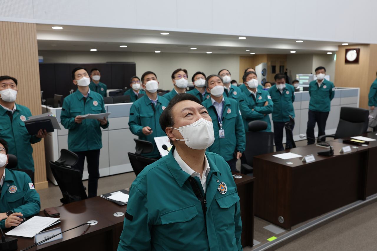 윤석열 대통령이 6일 새벽 서울 용산 대통령실 청사 국가위기관리센터에서 한반도를 관통하고 있는 태풍 힌남노와 관련해 상황을 점검하는 회의를 주재하고 있다. [연합]